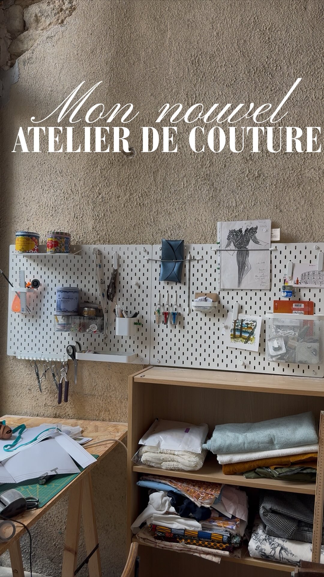 Bye bye le chaos, bonjour l’atelier de mes rêves ! ✨🧵
J’ai enfin craqué pour le système SKÅDIS d’IKEA pour organiser mon coin couture, et franchement, ça change la vie. Non seulement c’est beau, mais chaque accessoire a enfin sa place. 🛠️
Pour celles et ceux qui me demandent les détails techniques et le budget, voici le récap complet de mon installation (IKEA Bordeaux) :
📋 Ma liste de courses :
• Panneaux : 2 grands panneaux perforés SKÅDIS (56x76 cm) pour couvrir une belle surface.
• Rangements : Des récipients avec couvercles (parfait pour les boutons/épingles), des corbeilles de rangement et des étagères pour les présentoirs.
• Accessoires de suspension : Un mix de crochets blancs (fins et larges), des pinces pour mes patrons et un cordon élastique pour maintenir mes outils.
💰 Le budget total : 92 euros
(Ce prix inclut les panneaux, tous les accessoires de fixation SKÅDIS, et les gâteaux qui se sont glissés dans le chariot 😅)
🛠️ Côté installation :
Merci à mon chéri qui a géré la partie perceuse et niveau à bulle ! Le plus long, c’est de choisir où placer chaque crochet, mais c’est la partie la plus satisfaisante.
Tu valides ce nouveau setup ? Si vous avez des idées pour ranger les bobines, je suis preneuse !!
#IKEASkadis #AtelierDeCouture #CoutureAddict #OrganisationAtelier #SewingRoom IKEAFrance LoisirsCreatifs RecupCouture RangementMalin CoutureDébutant