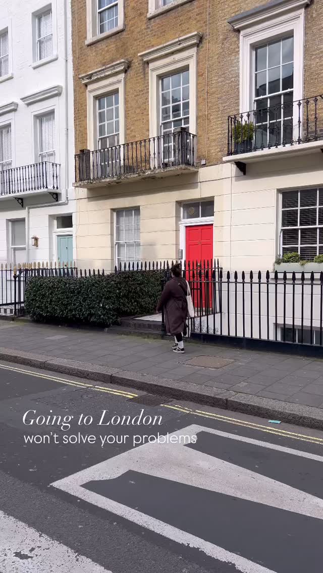 🇬🇧 London Calling : Mon guide (très) gourmand & stylé ☕️🧵
Londres, ce n’est pas juste une ville, c’est une humeur. Entre deux averses de pluie, j'ai exploré mes recoins préférés pour manger, shopper et s'inspirer. Enregistre ce post pour ton prochain week-end ! 👇
🍴 Food & Drinks
• @mothermash : Le réconfort absolu. On choisit sa purée, sa saucisse et sa sauce. Simple, efficace, British.
• @dishoom : Un incontournable pour le meilleur indien de la ville. Le Black Daal est une religion ici.
• @sevendialsmarket : Le spot parfait quand on ne sait pas quoi choisir. Plein de stands street-food sous une verrière canon.
• @carnabyfishbar : Pour un Fish & Chips authentique au cœur du quartier le plus coloré.
• @maggiejonesrestaurant : Ambiance rustique et ultra cosy pour un dîner aux chandelles à Kensington.
• @thethinwhitedukelondon & @beatonebars : Pour finir la soirée. Le premier est un hommage chic à Bowie, le second est parfait pour l'ambiance festive.
☕️ Pauses Iconiques
• @assouline / @maisonassouline : Le plus beau café-librairie du monde. Un écrin de culture pour un café entouré de livres d'art.
• @gailsbakery : Ma routine matinale. Leurs roulés à la cannelle sont addictifs.
• @fortnums : Le temple du thé. On y va pour le plaisir des yeux et les paniers garnis iconiques.
🧵 Shopping & Mode
• @libertylondon : Une institution. Leur sélection de tissus à motifs floraux est légendaire (et le bâtiment Tudor est sublime).
• @viviennewestwood (World’s End) : Direction King’s Road pour voir la boutique historique de la reine du punk. Regardez bien l'horloge qui tourne à l'envers ! 🕰️

✨ Quel est votre spot préféré à Londres parmi cette liste ? Dites-moi en commentaire !
#LondonGuide #LibertyLondon VisitLondon TravelGram LondonFoodie