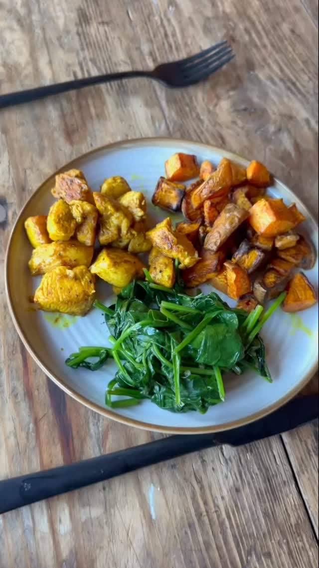 Vous me l’avez réclamé, le voici enfin ! ✨ Pour ce premier vlog, je vous emmène dans notre cuisine. Aujourd’hui, c’est Yannick qui régale avec une assiette complète, saine et ultra gourmande.
Le combo parfait pour faire le plein d’énergie sans se prendre la tête. 🔋

✨ L’ASSIETTE ÉQUILIBRÉE (Pour 2 personnes) : 🍗 Poulet épicé & fondant 🍠 Patates douces rôties 🥬 Épinards frais à l’ail 🥣 Sauce onctueuse au yaourt grec

🧾 LES INGRÉDIENTS
La base :
* 2 filets de poulet
* 2 patates douces
* 2 grosses poignées d’épinards + 1 gousse d’ail
* 1 yaourt grec + ½ citron
* Huile d’olive
Le secret est dans l’assaisonnement 🔥 :
* Pour les patates : Paprika, curcuma, sel & huile d’olive.
* Pour le poulet : La dose de paprika, curcuma, poivre, sel & huile d’olive.
* Pour les épinards : Ail, poivre, et le petit filet de citron à la fin pour le peps !
* La sauce : Yaourt grec, jus de citron, poivre (et une touche de paprika pour la couleur). 💡 Astuce : ajoute un filet d’eau pour une texture plus fluide.

🚀 Enregistre le post pour ta prochaine session cuisine et dis-moi en commentaire quel genre de recettes tu aimerais voir dans le prochain vlog !
#VlogCuisine #RecetteSaine #HealthyFood #IdeeRecette