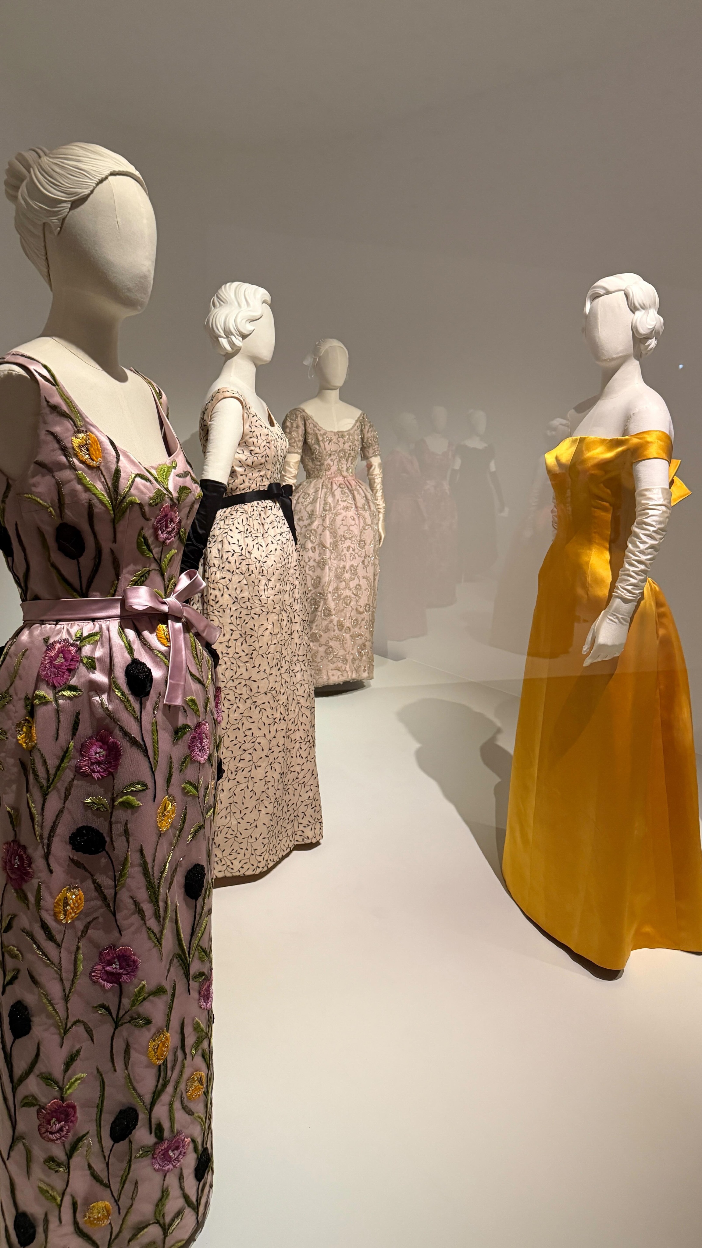 POV : Tu visites l’un des plus beaux musées de mode au monde 👗

Situé à Getaria (à 20 min de Saint-Sébastien), le musée Cristobal Balenciaga mélange une annexe ultra-moderne et le palais Aldamar. C’est l’endroit parfait pour une escapade culturelle au Pays Basque.

💡 Mon conseil : Prenez le temps d’observer les détails des coupes, c’est du génie pur.

📍 Museo Cristóbal Balenciaga, Espagne.

#BalenciagaMuseum #PaysBasque #SpainTravel #CultureTikTok #SortieLuxe FashionHistory