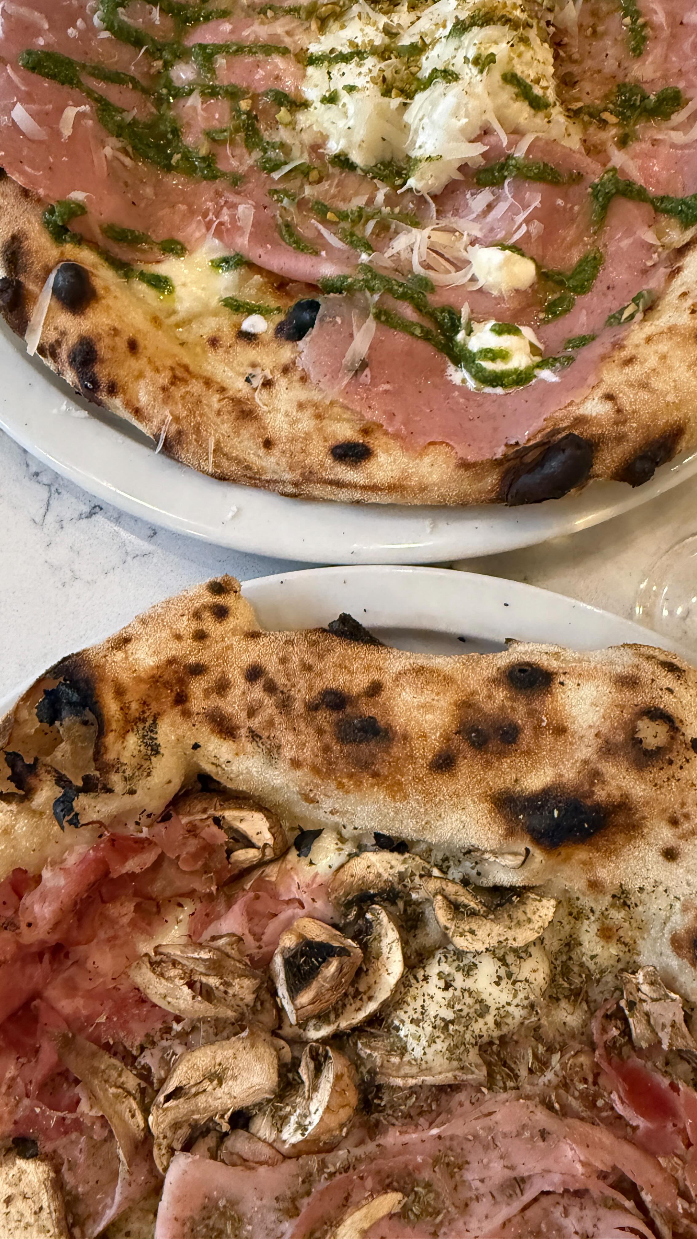 Alerte pépite pizza à Bordeaux ! 🍕

On a testé @bocce.bordeaux et franchement... c’est un immense coup de cœur. 

On a commencé par des antipasti de folie : de la charcuterie fine qui fond en bouche et une stracciatella ultra-crémeuse qui nous hante encore. 😍 

Et les pizzas ? Une pâte légère (qui a levé de longues heures !), des produits ultra-frais et une cuisson napolitaine absolument parfaite. 🔥

📍 Bocce - Bordeaux (rue de la Merci)
👇 Tag la personne qui doit absolument t’accompagner pour partager cette stracciatella !

#BordeauxFood #PizzeriaBordeaux #BocceBordeaux #Antipasti #Stracciatella BordeauxGuide FoodiesBordeaux RestaurantBordeaux PizzaLovers
