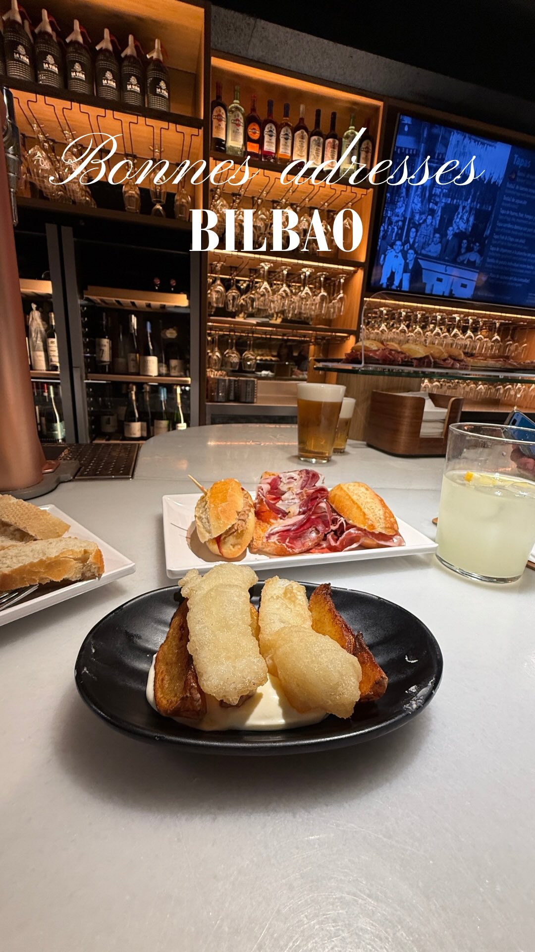 Tu viens à Bilbao pour le Guggenheim mais tu repars avec un doctorat en Pintxos 🎓🍤
Mes spots validés à 100% :
📍 @cafebarbilbao (et toutes les adresses de la place)
📍 @barelglobo pour goûter les classiques (et les fruits de mer)
📍 @duplabilbao pour les cafés, boissons, et roulés à la cannelle
📍 @perrochico_bilbao pour la vibe et la playlist incroyable
📍 @lavinadelensanche pour le jambon de folie
📍 @mercadodelaribera pour tout goûter d’un coup
📍 @bilbodulcesalado pour la dose de sucre
📍 Et le craquage final au @bargransol à Hondarribia (le trajet valait le coup) 🏆
#BilbaoEats #Hondarribia #TravelGram #FoodieTrip #Espagne Bilbao Pintxos Guggenheim VisitBasqueCountry