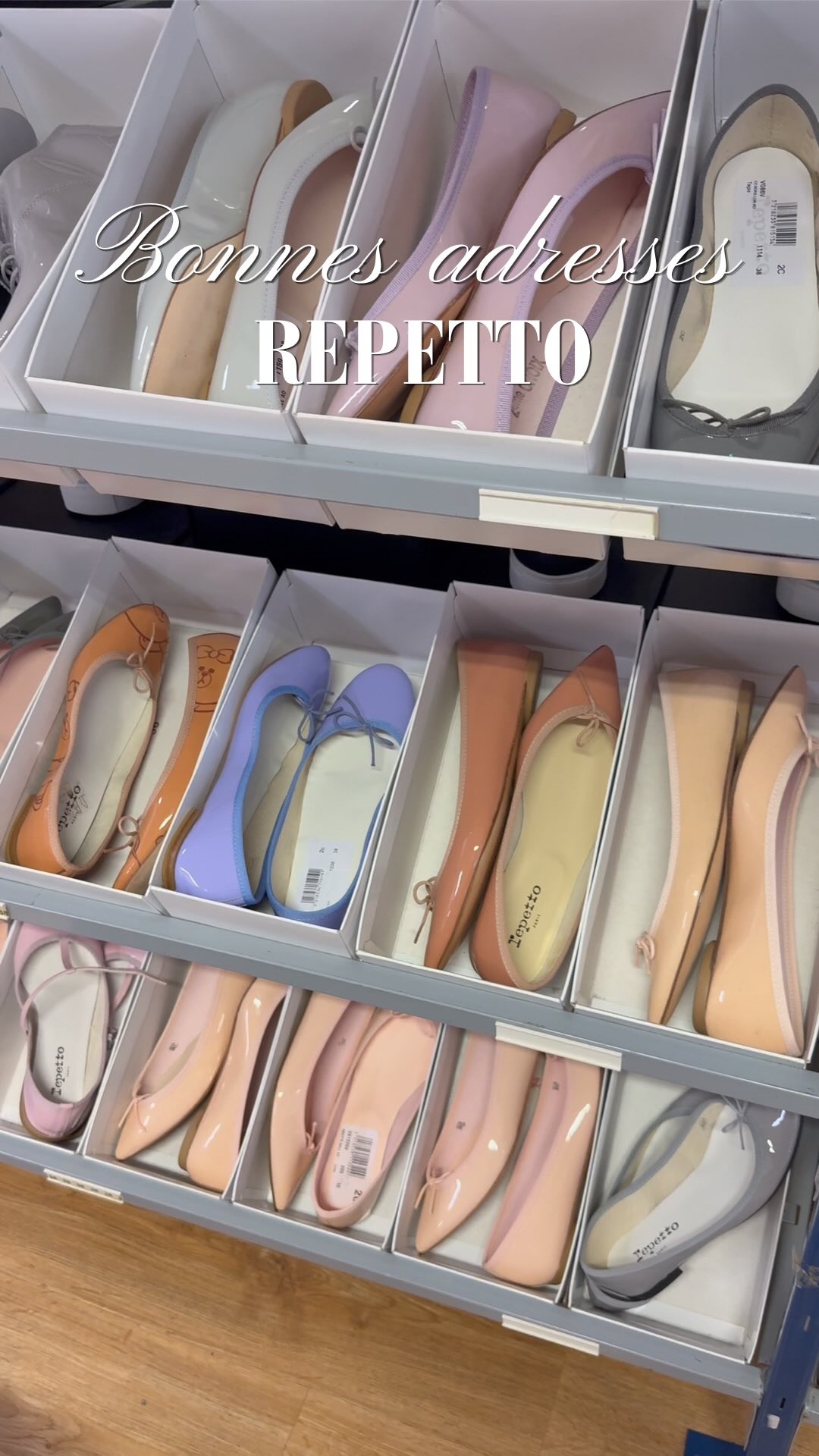 Le secret le mieux gardé des shoes addicts… 🩰🤫
Les filles, j’ai enfin réalisé mon rêve de petite fille ! J’ai déniché LE paradis secret pour shopper des Repetto à prix totalement irréels. 🥹✨
Direction leur magasin d’usine. Franchement, accrochez-vous :
👉 Les icônes (Cendrillon, Zizi, Camille, Michael) sont à 60€ !
👠 Les talons à 90€ et les autres paires à 50€.
💎 Les seconds choix (quasi parfaits) à 120€.
Il y a du cuir, du velours canon pour l’hiver, mais aussi leurs sacs à main, les vêtements de sport et les tutus. L’accueil est digne d’une boutique de luxe, le calme en plus. A votre avis, sur lesquelles j’ai craqué ? 🙈💸
Laissez-moi un commentaire si vous voulez que je vous envoie l’adresse
📌 Enregistre le post pour ton prochain shopping !
#Repetto #MagasinDUsine #BonPlanMode #ShoesAddict #ReveDeGosse LuxeAbordable ShoppingDuJour