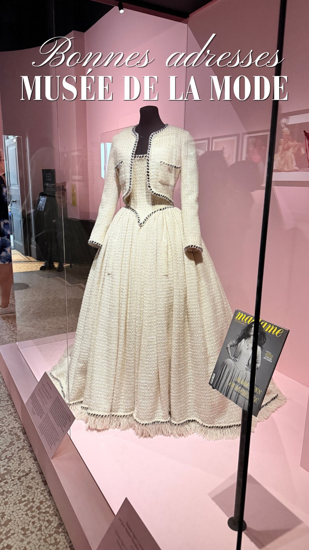 🤫✨Le secret mode le mieux gardé de Paris…
Je sors tout juste du Palais Galliera et je ne m’en remets toujours pas. Si vous cherchez une claque visuelle et une énorme dose d’inspiration, foncez voir l’expo « Un héritage fantasmé » ! 🫠
Le mix entre les pièces historiques et la haute couture moderne (Dior, McQueen, Chanel...) est juste incroyable. Et alors frôler le vrai corset de Marie-Antoinette… le rêve absolu pour toute passionnée de vêtement ! 😭❤️
Bref, c’est LE spot mode à ne pas rater à Paris en ce moment.
📍 Palais Galliera, Paris 16e
Tu y vas quand ? Dis-moi en commentaire ! 👇
#palaisgalliera #expoparis #parismode #hautecouture #sortiraparis vlogmode passionmode